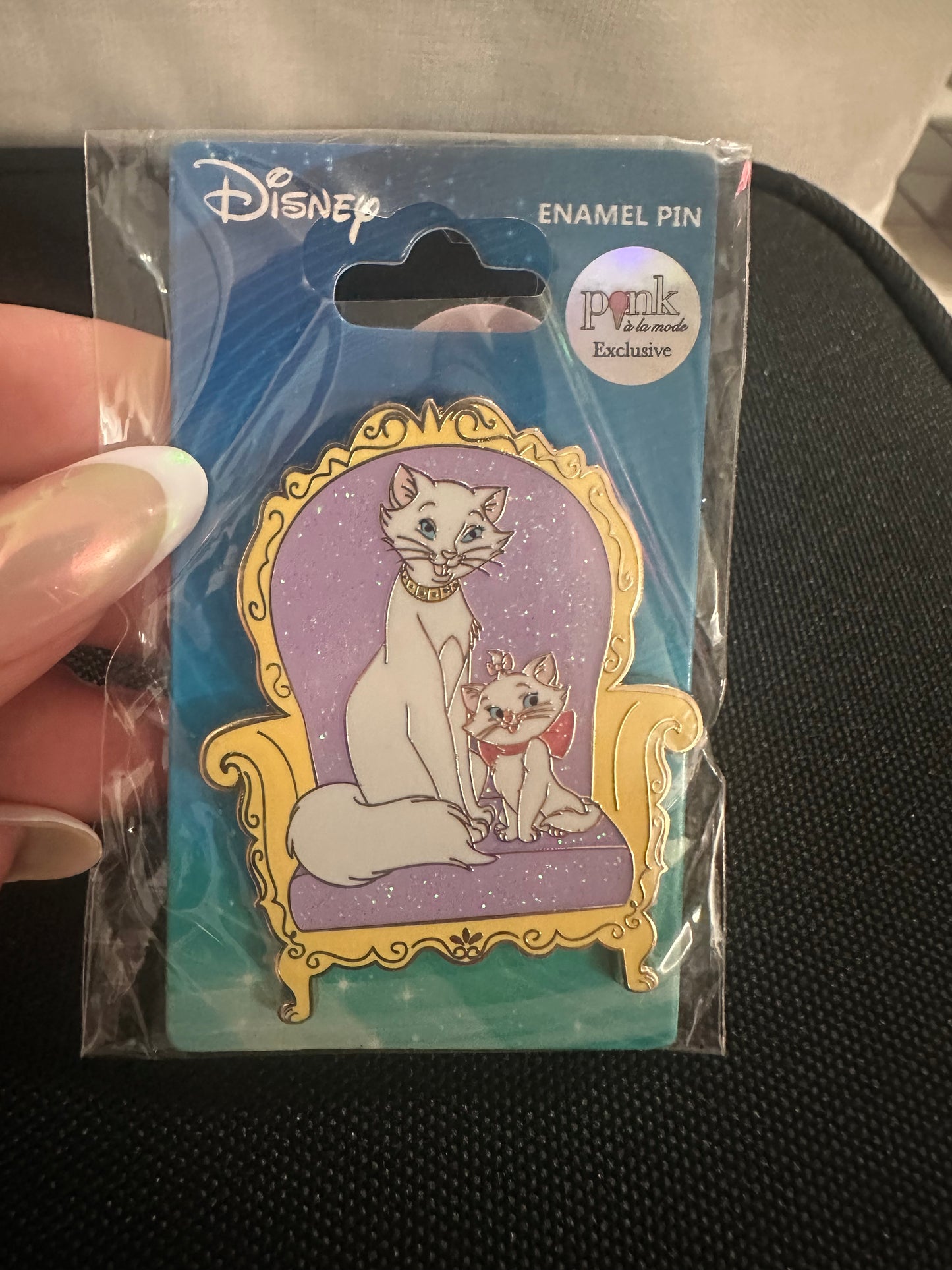 Duchess & Marie on Chair – Pink a la Mode Exclusive Disney 🐈